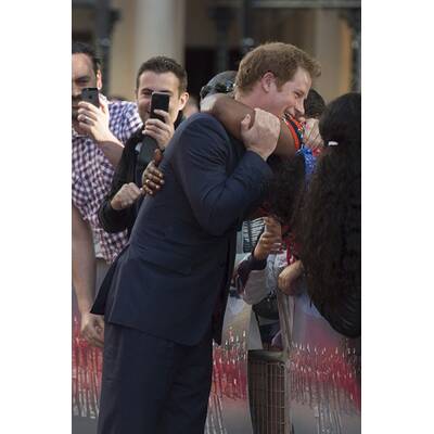 Prinz Harry streichelt Bock und lässt sich umarmen