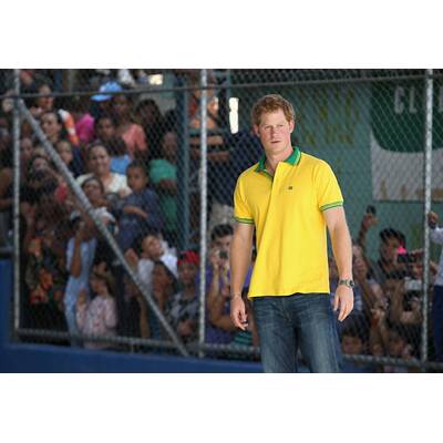 Prinz Harry spielt mit Waisenkindern in Brasilien Fußball