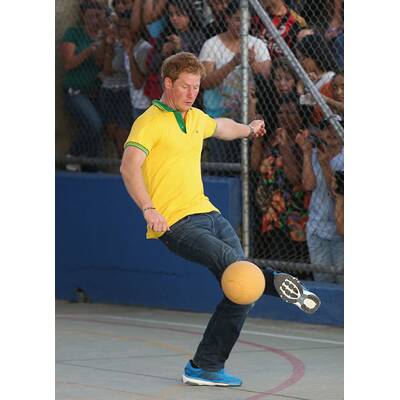 Prinz Harry spielt mit Waisenkindern in Brasilien Fußball