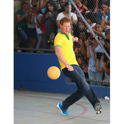 Prinz Harry spielt mit Waisenkindern in Brasilien Fußball
