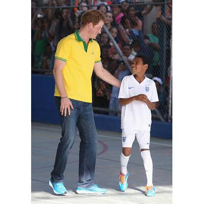 Prinz Harry spielt mit Waisenkindern in Brasilien Fußball