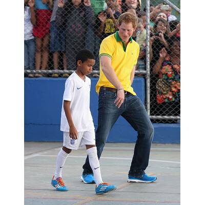 Prinz Harry spielt mit Waisenkindern in Brasilien Fußball