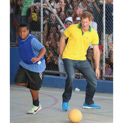 Prinz Harry spielt mit Waisenkindern in Brasilien Fußball