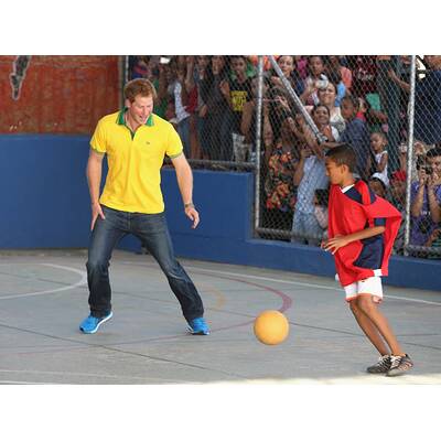 Prinz Harry spielt mit Waisenkindern in Brasilien Fußball