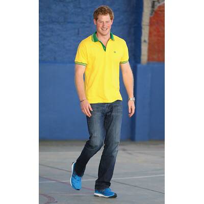 Prinz Harry spielt mit Waisenkindern in Brasilien Fußball