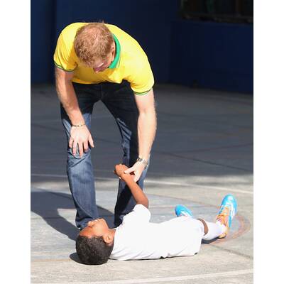 Prinz Harry spielt mit Waisenkindern in Brasilien Fußball
