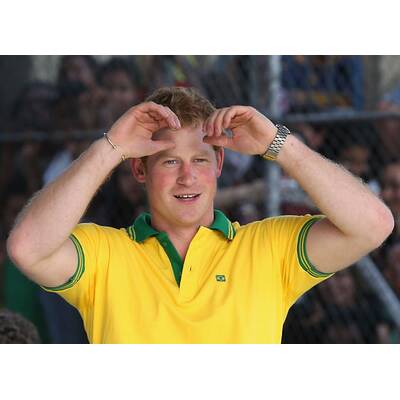 Prinz Harry spielt mit Waisenkindern in Brasilien Fußball