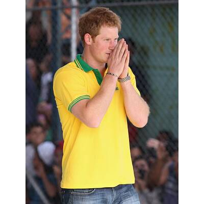 Prinz Harry spielt mit Waisenkindern in Brasilien Fußball