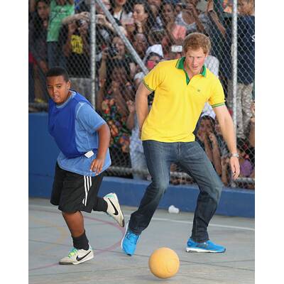 Prinz Harry spielt mit Waisenkindern in Brasilien Fußball