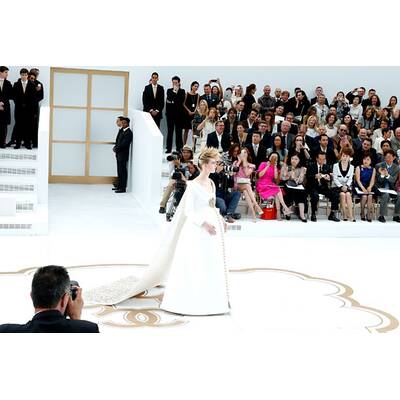 Karl Lagerfeld schickt schwangere Braut auf den Catwalk