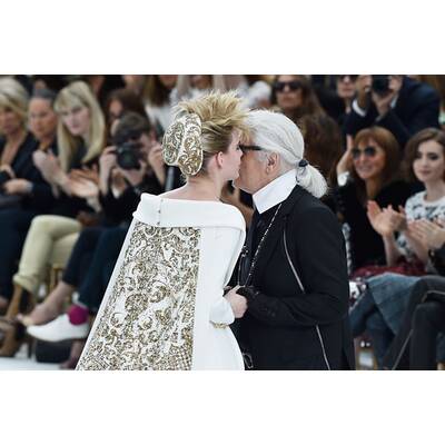 Karl Lagerfeld schickt schwangere Braut auf den Catwalk