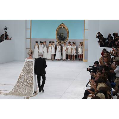 Karl Lagerfeld schickt schwangere Braut auf den Catwalk