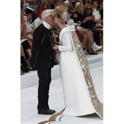 Karl Lagerfeld schickt schwangere Braut auf den Catwalk