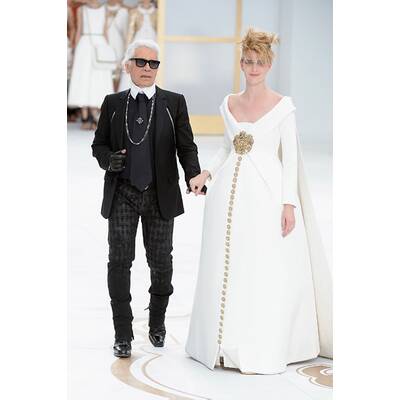 Karl Lagerfeld schickt schwangere Braut auf den Catwalk