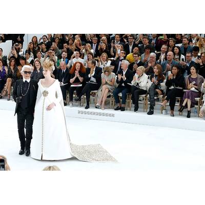 Karl Lagerfeld schickt schwangere Braut auf den Catwalk