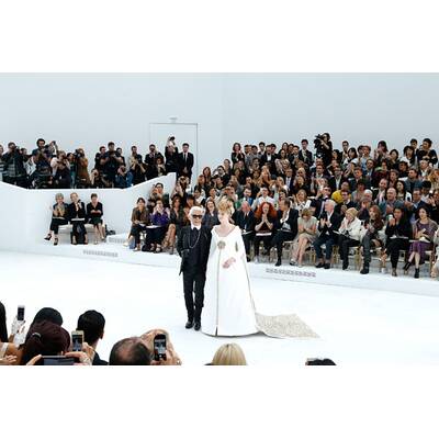 Karl Lagerfeld schickt schwangere Braut auf den Catwalk