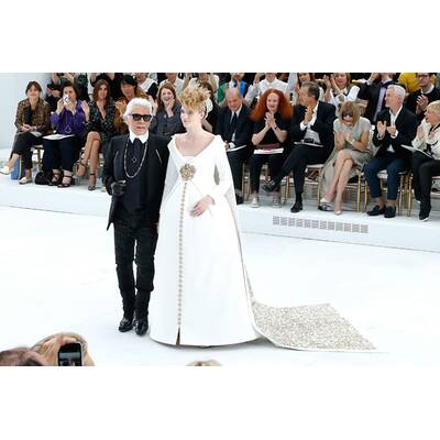 Karl Lagerfeld schickt schwangere Braut auf den Catwalk