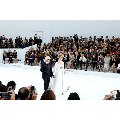 Karl Lagerfeld schickt schwangere Braut auf den Catwalk