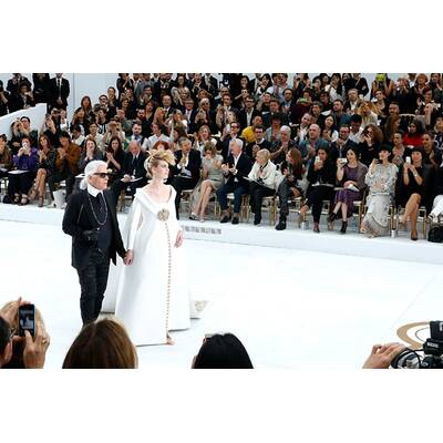 Karl Lagerfeld schickt schwangere Braut auf den Catwalk