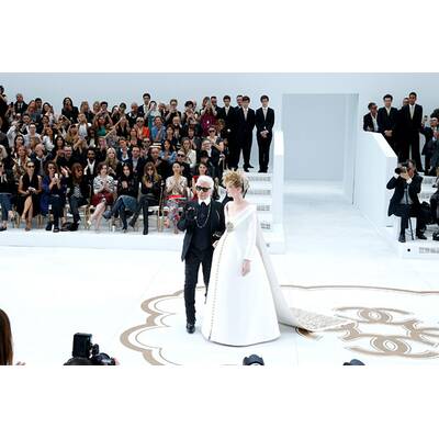 Karl Lagerfeld schickt schwangere Braut auf den Catwalk