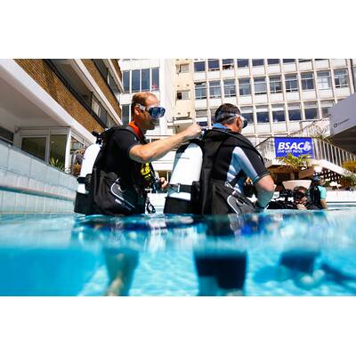 Prinz William macht unter Wasser eine gute Figur