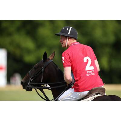 Prinz Harry führt sein Polo-Team zum Sieg