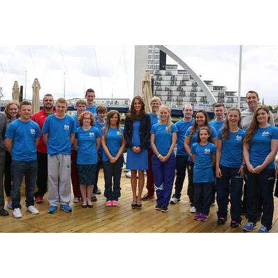 Herzogin Kate hüpft in Kleid & hohen Schuhen