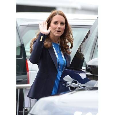 Herzogin Kate hüpft in Kleid & hohen Schuhen