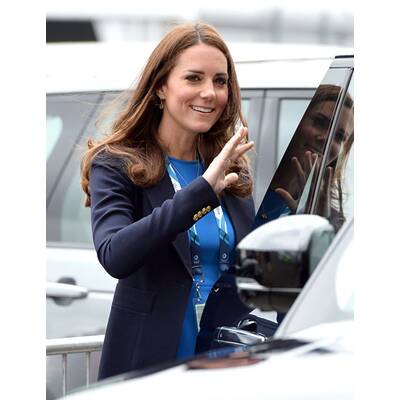 Herzogin Kate hüpft in Kleid & hohen Schuhen