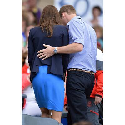 Herzogin Kate hüpft in Kleid & hohen Schuhen