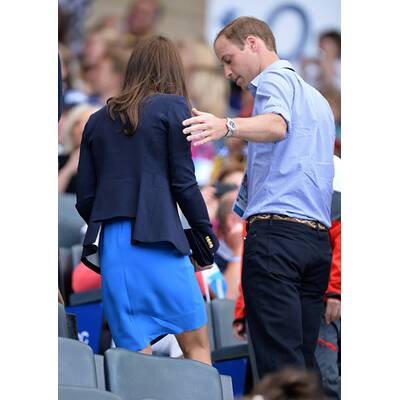 Herzogin Kate hüpft in Kleid & hohen Schuhen