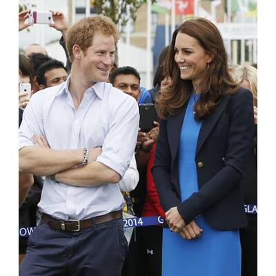 Herzogin Kate hüpft in Kleid & hohen Schuhen