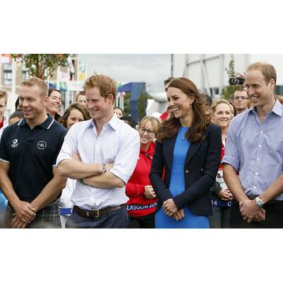 Herzogin Kate hüpft in Kleid & hohen Schuhen