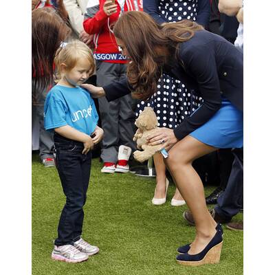 Herzogin Kate hüpft in Kleid & hohen Schuhen