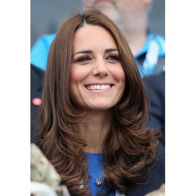 Herzogin Kate hüpft in Kleid & hohen Schuhen