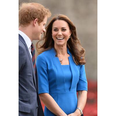 Herzogin Kate & Prinz William pflanzen Mohnblume