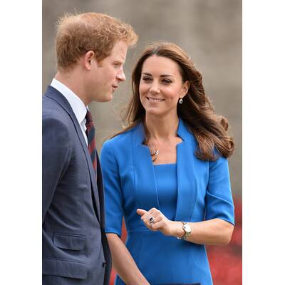 Herzogin Kate & Prinz William pflanzen Mohnblume