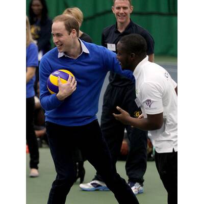 Prinz William spielt Volleyball