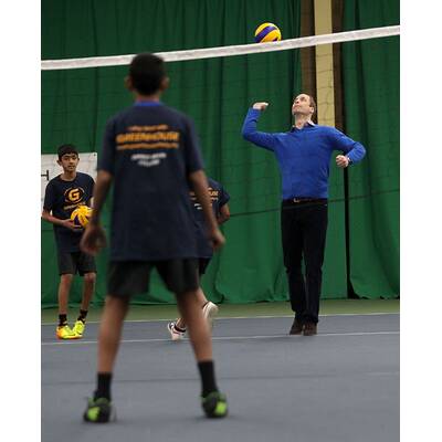 Prinz William spielt Volleyball