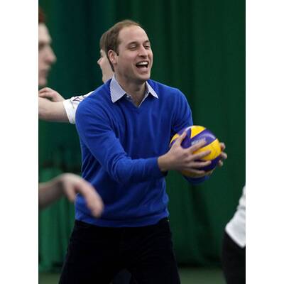Prinz William spielt Volleyball