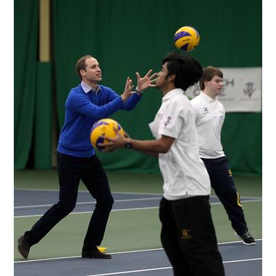 Prinz William spielt Volleyball