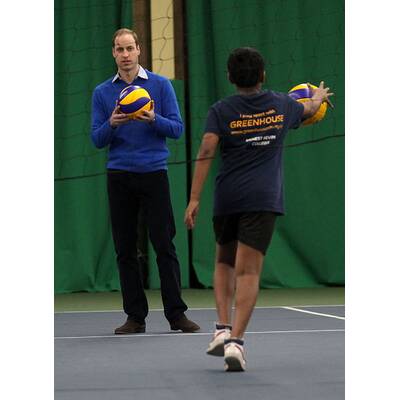 Prinz William spielt Volleyball