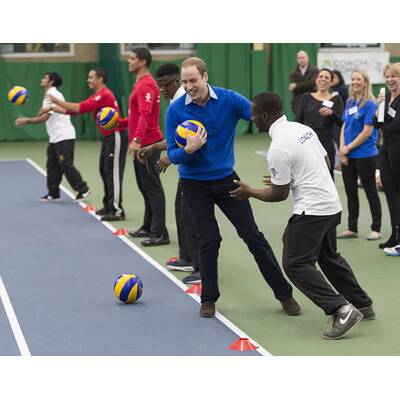 Prinz William spielt Volleyball