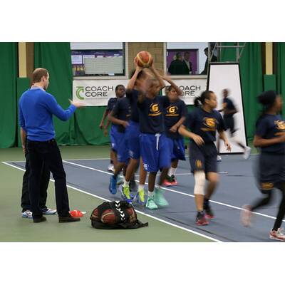 Prinz William spielt Volleyball