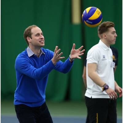 Prinz William spielt Volleyball
