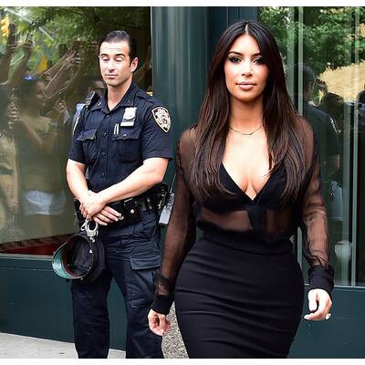 Polizist checkt Kim Kardashians Po ab