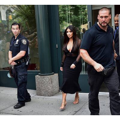 Polizist checkt Kim Kardashians Po ab