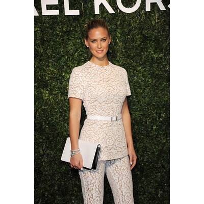 Bar Rafaeli in weißer Spitze 