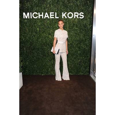 Bar Rafaeli in weißer Spitze 