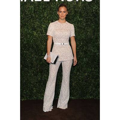 Bar Rafaeli in weißer Spitze 